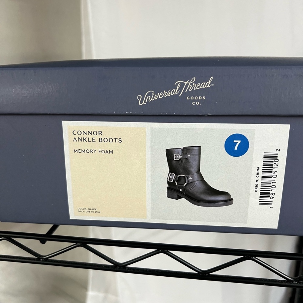 NWT Universal Thread Black Ankle Boots size 7 - Picture 2 of 3